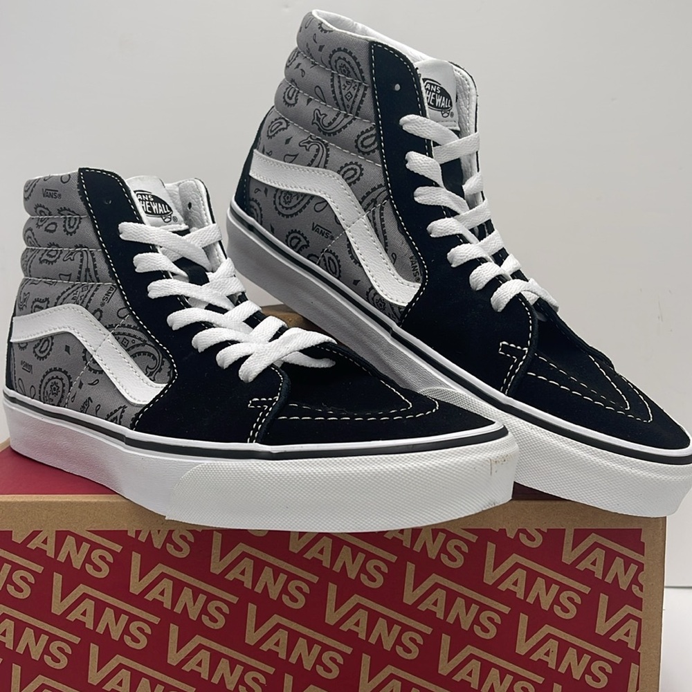 Vans Men’s Sk8-Hi Paisley Gray/True White
VN0005U9BGJ
Sneakerss - Picture 5 of 16